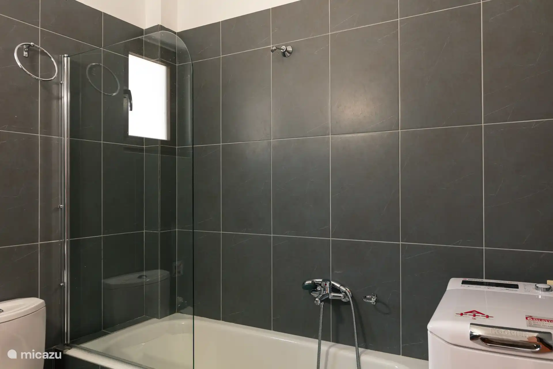 Bad und Waschmaschine