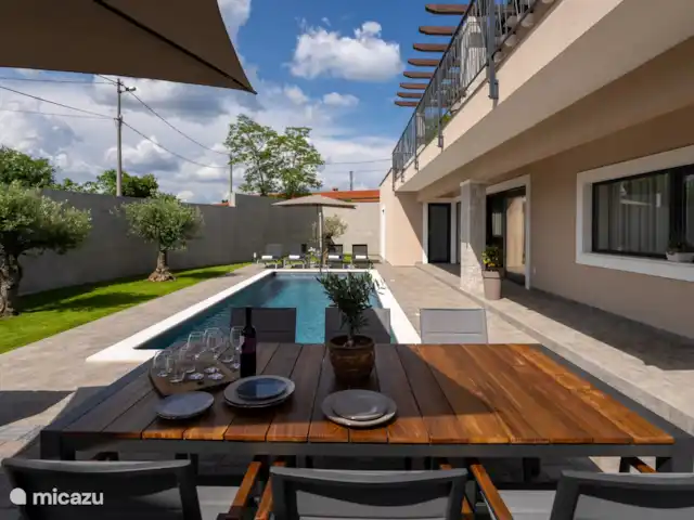 Villa Oliveto en Croacia, Istria, Labin - villa mesa de exterior