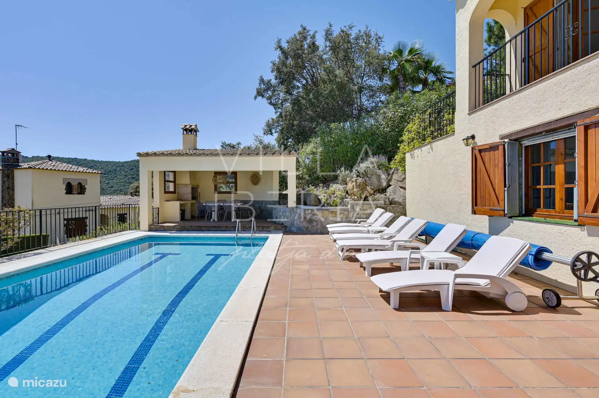 voldoende ruimte naast het zwembad