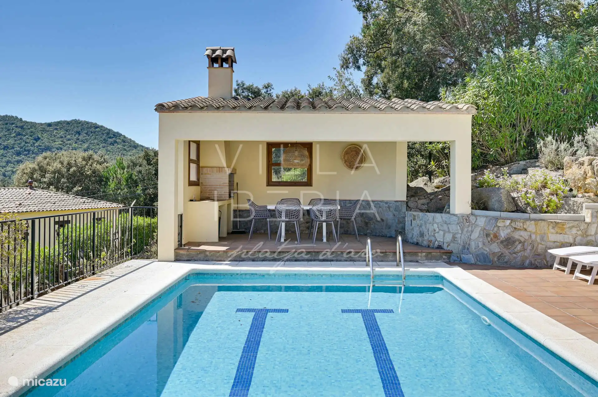 proche met daarin een vaste bbq