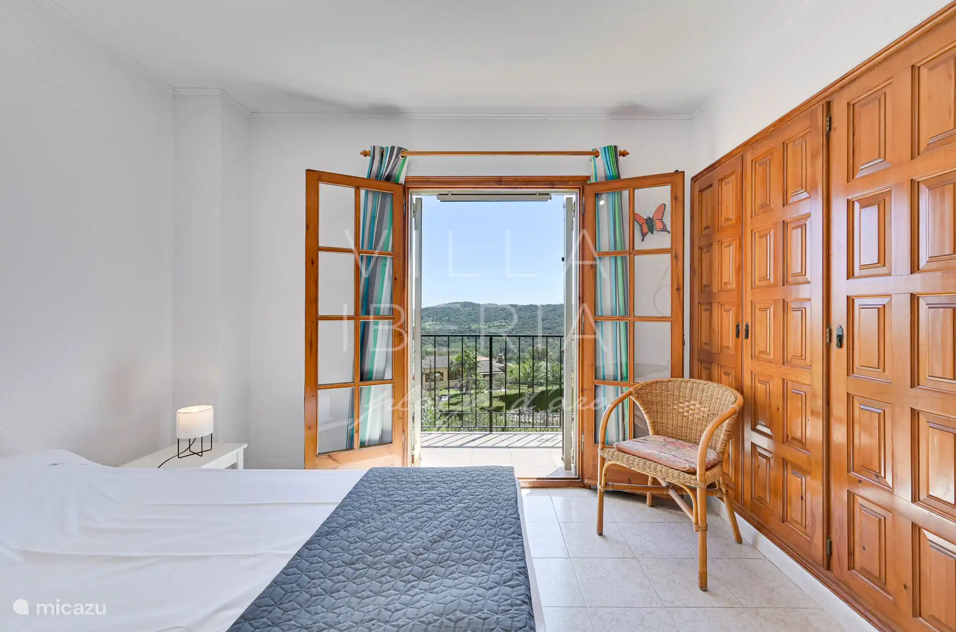 Slaapkamer 2/3 met openslaande deuren naar het balkon