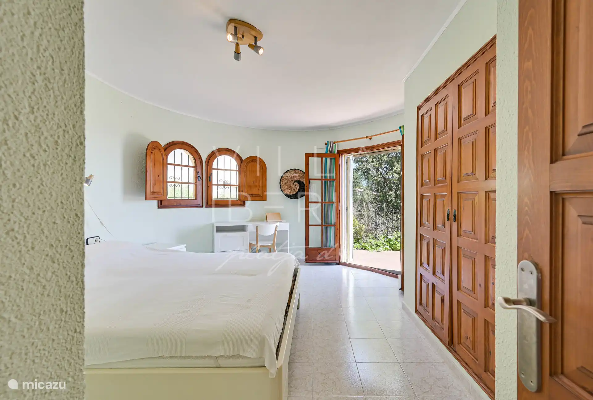 Slaapkamer 1/3 met openslaande deuren naar het balkon