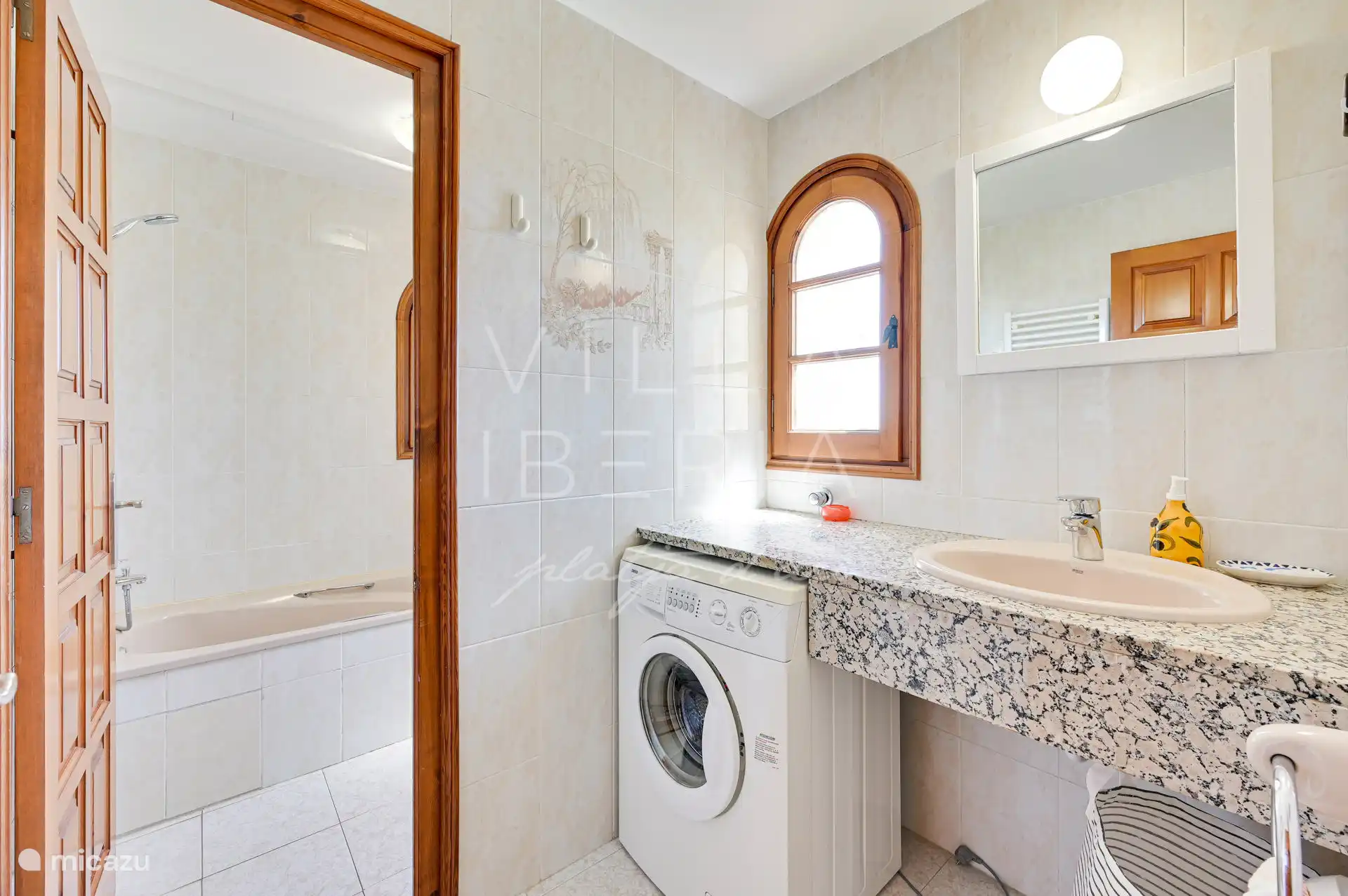 badkamer 1/2, met bad en daarnaast de wasruimte