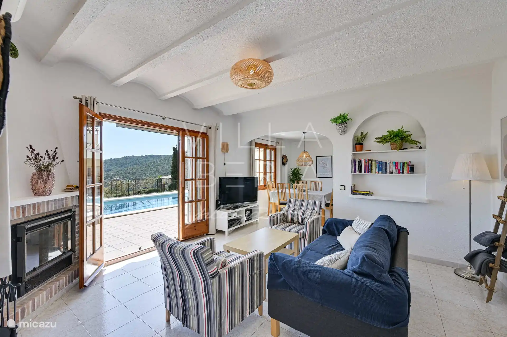 woonkamer met openslaande deuren naar het terras