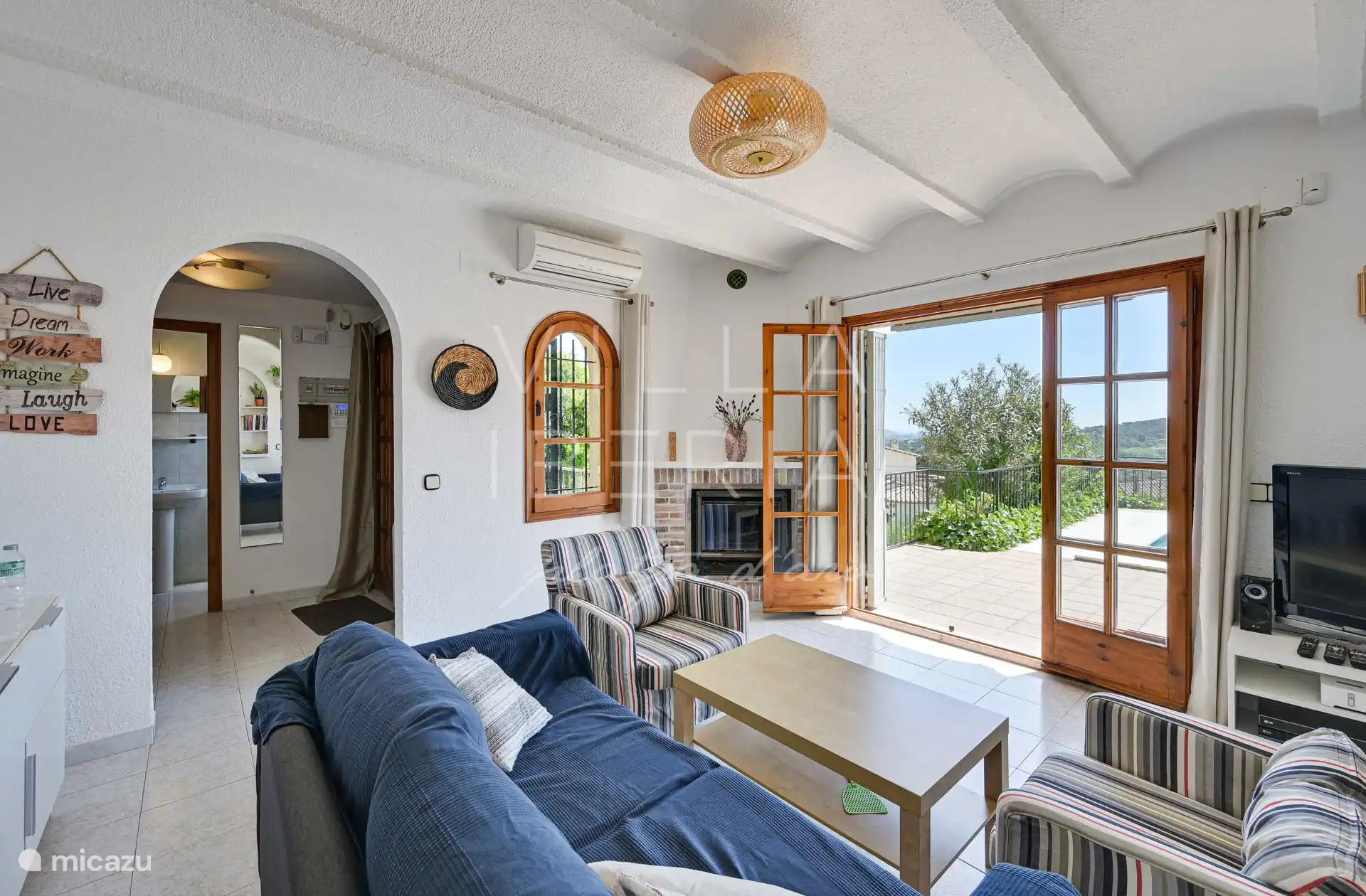 woonkamer van Villa Mariposa, met entree en gastentoilet