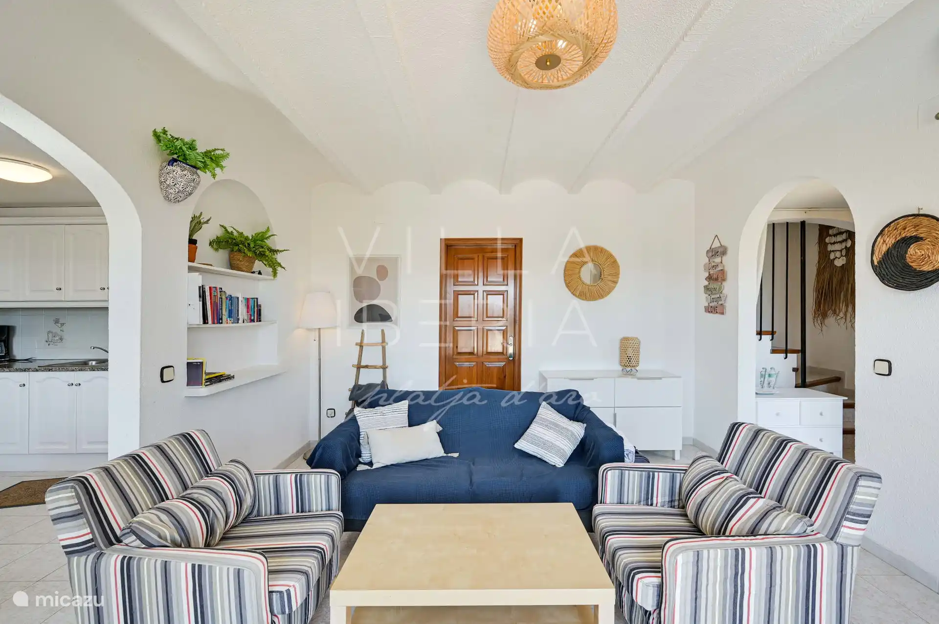 Woonkamer Villa Mariposa, met rechts de trap naar de slaapkamer, links de open  keuken