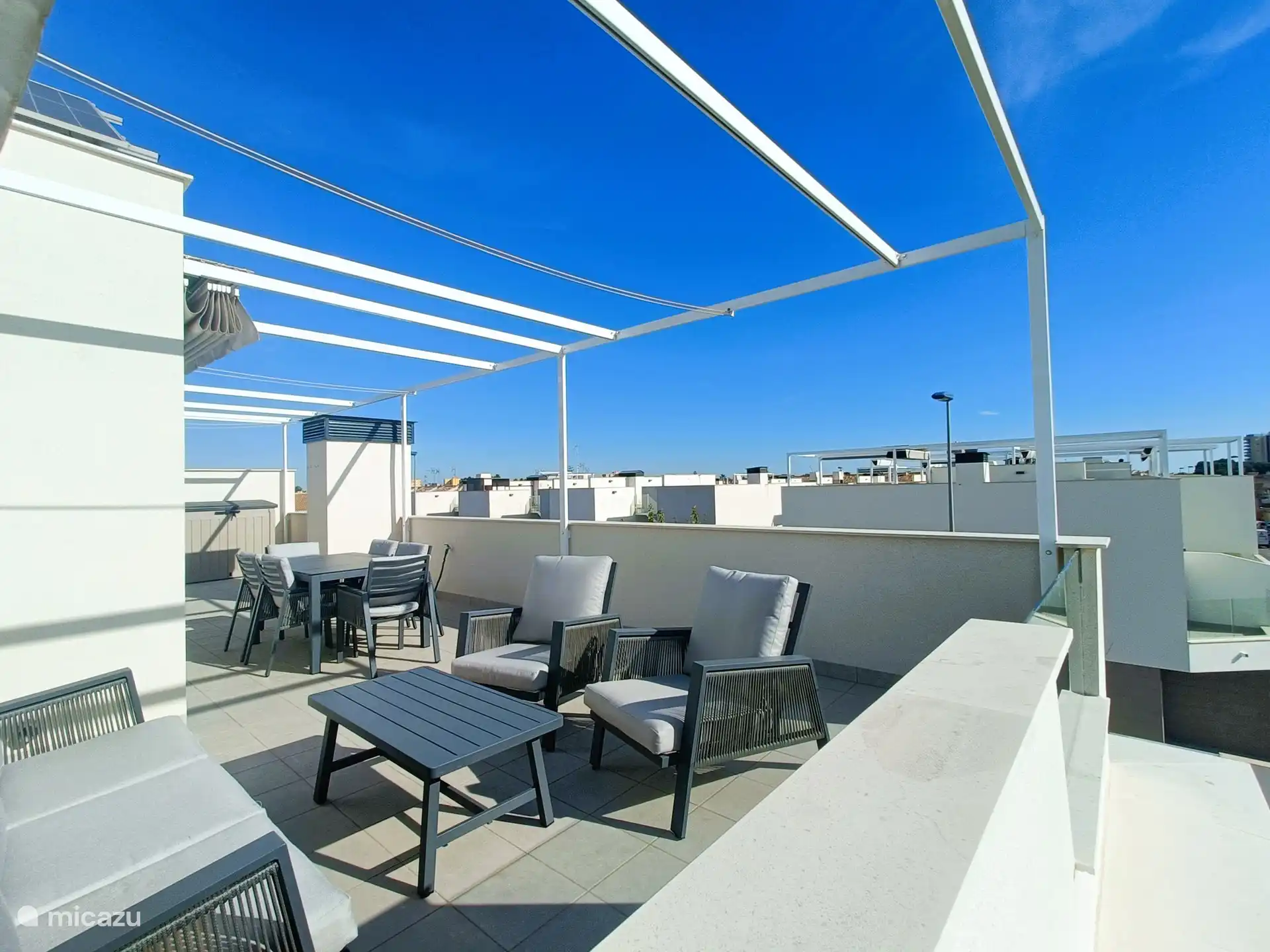 Con muebles de jardín y sus mullidos cojines