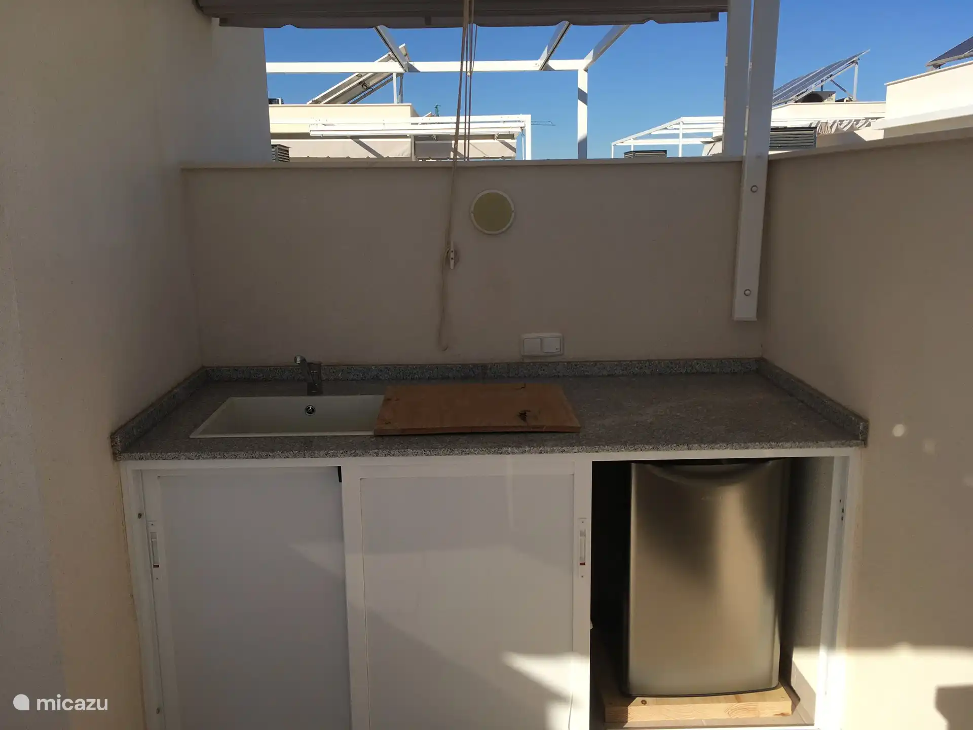 Cocina exterior + nevera