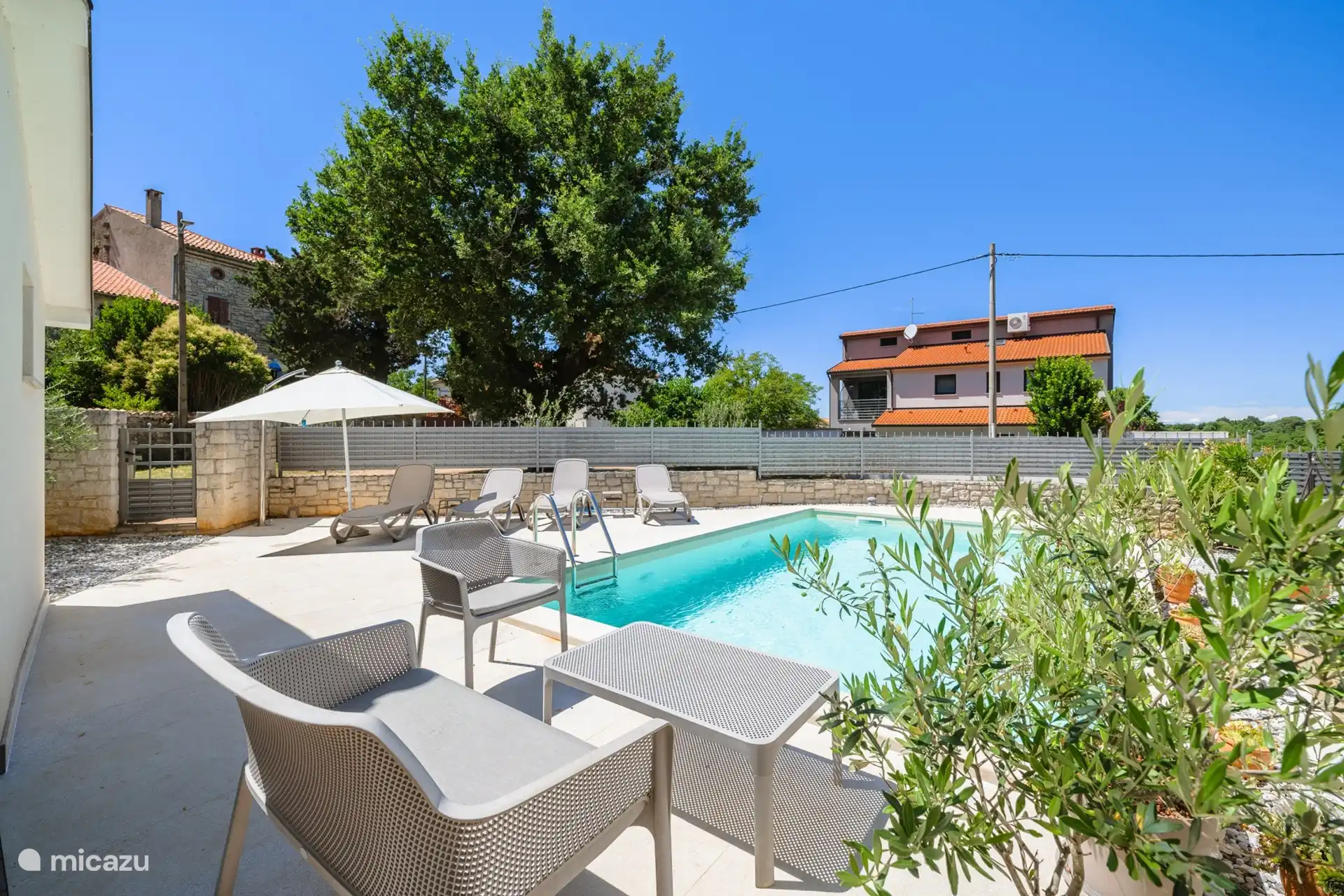 Entspannen Sie sich am Pool