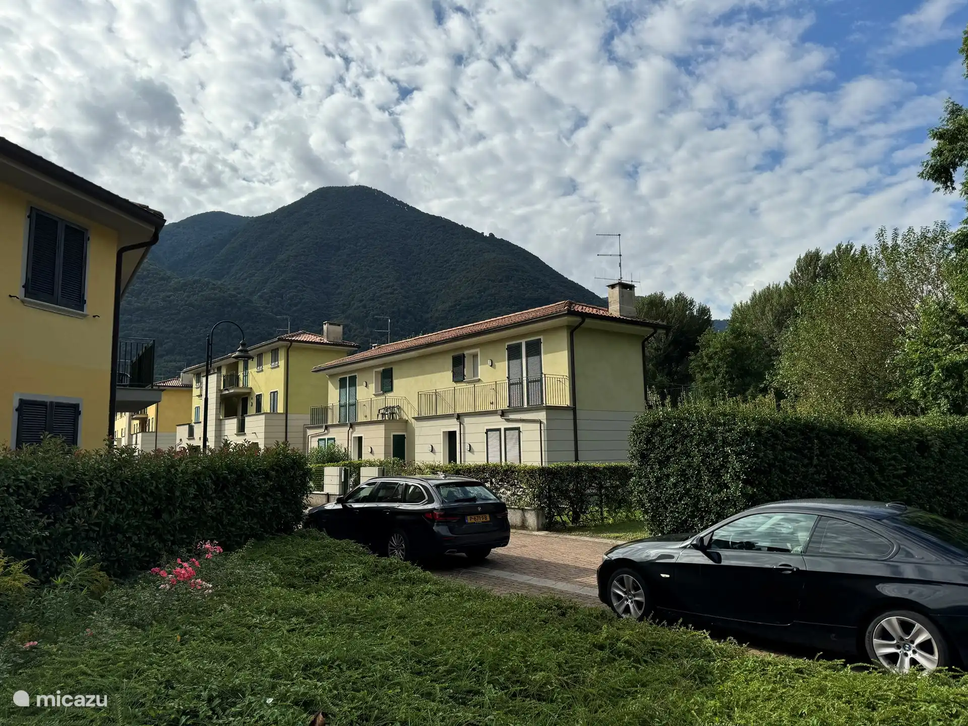 Ferienhaus mit Straßenblick