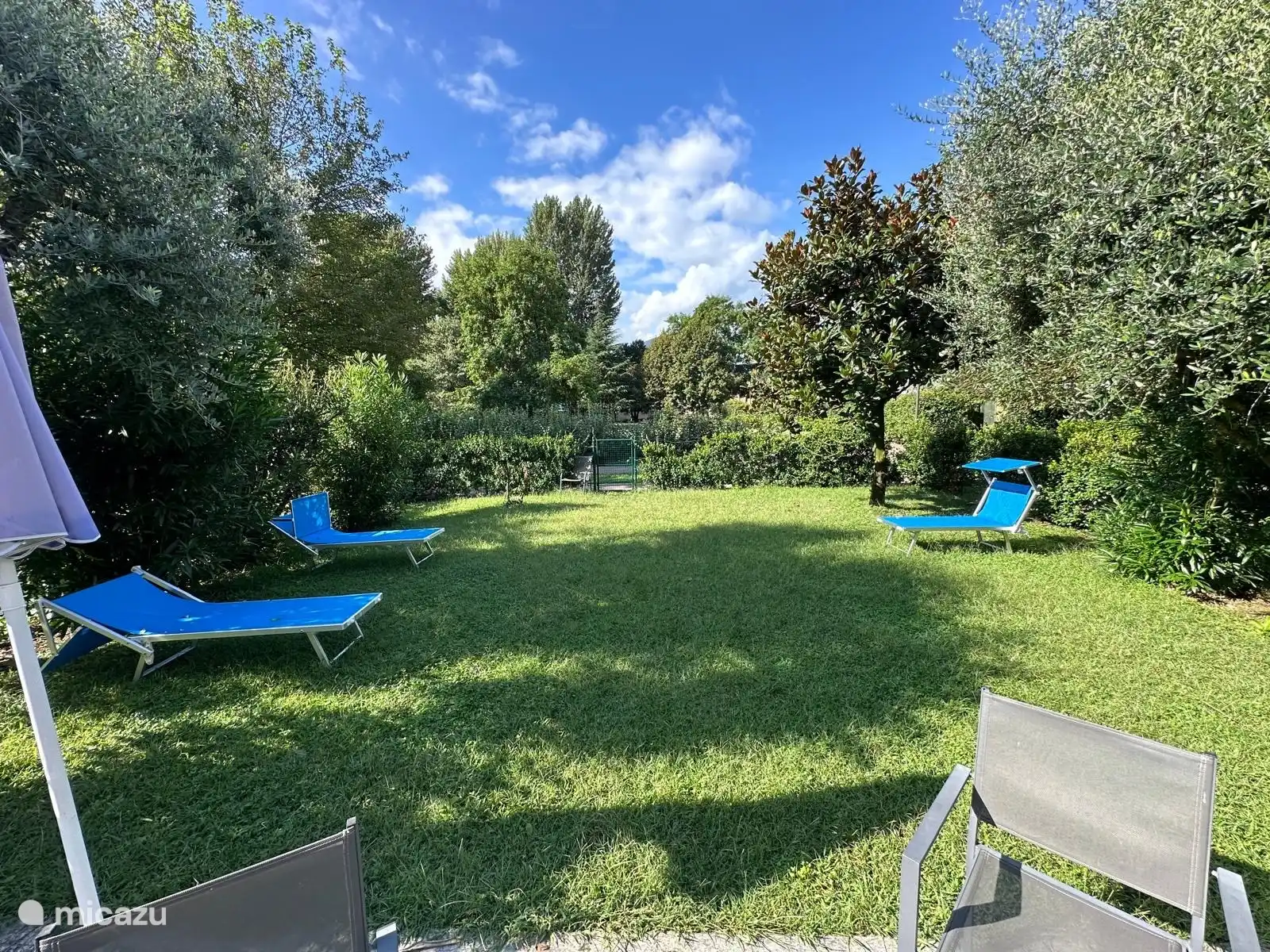 Großer privater Garten am See