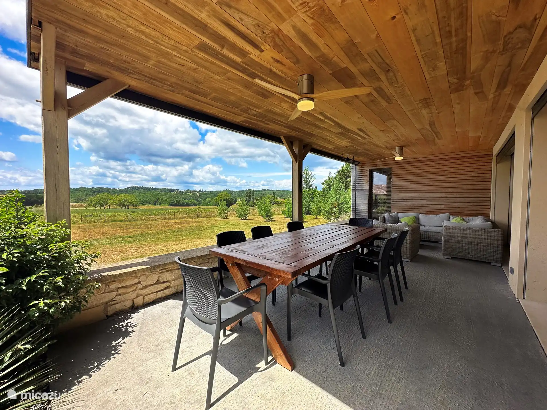 Bildschirme und Ventilatoren zur Kühlung der Terrasse