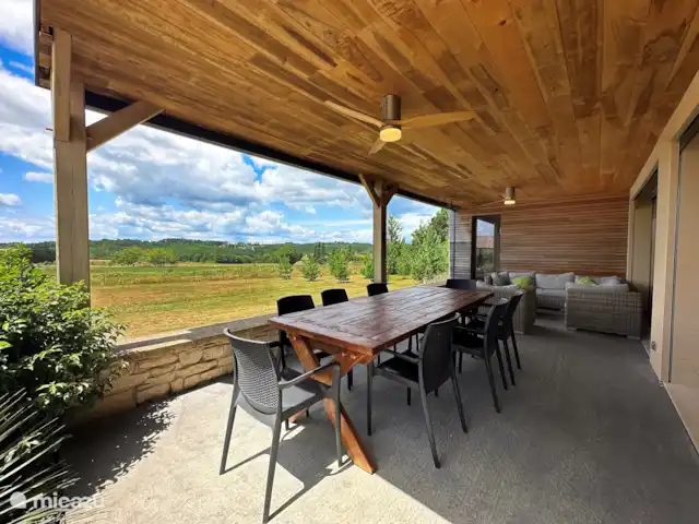 Trémouille en Francia, Dordoña, Saint-Geniès - casa vacacional Mamparas y ventiladores para refrescar la terraza