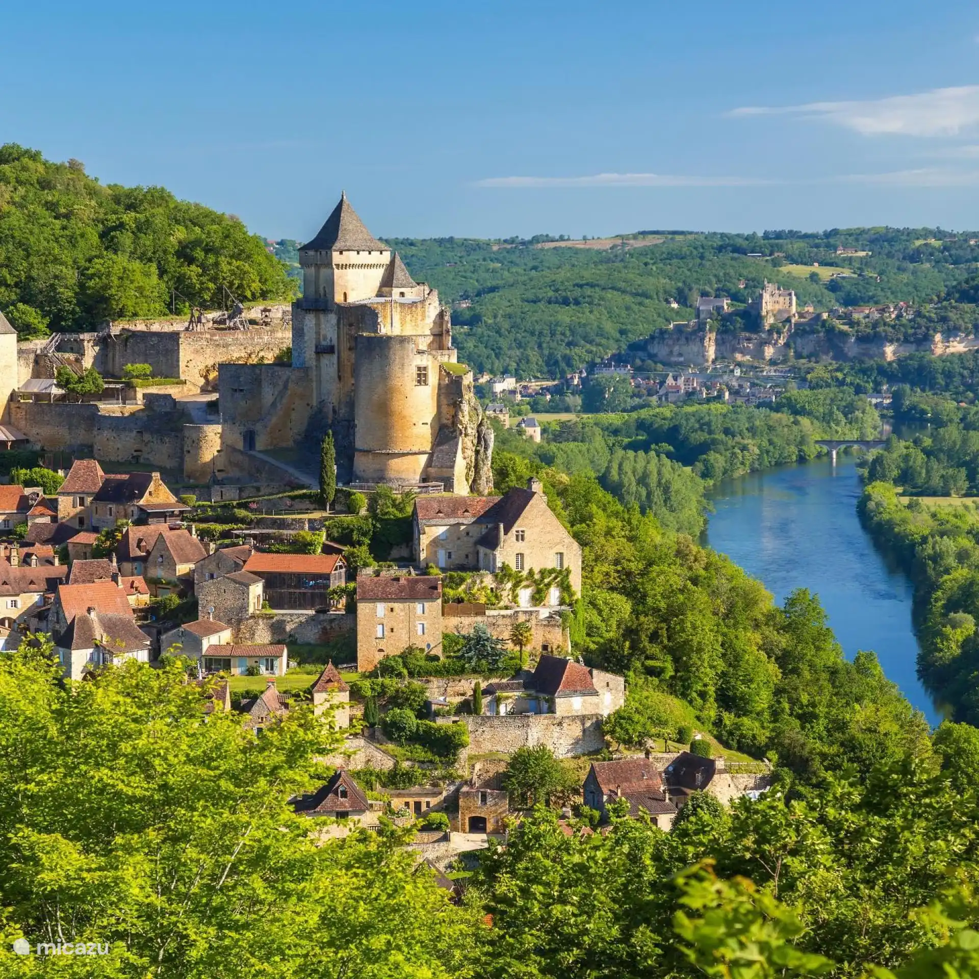Burg von Castelnaud mit Beynac im Hintergrund