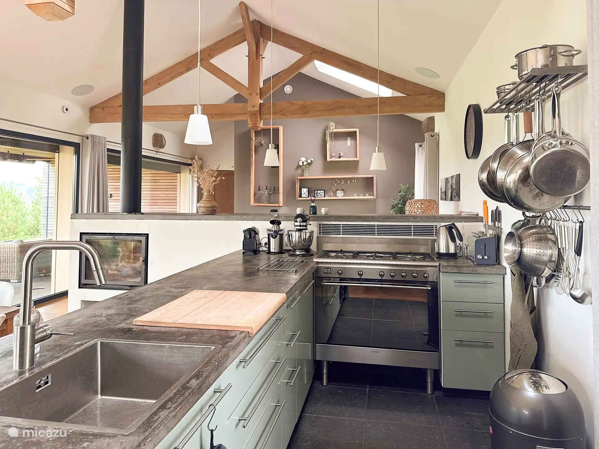 Voll ausgestattete Küche