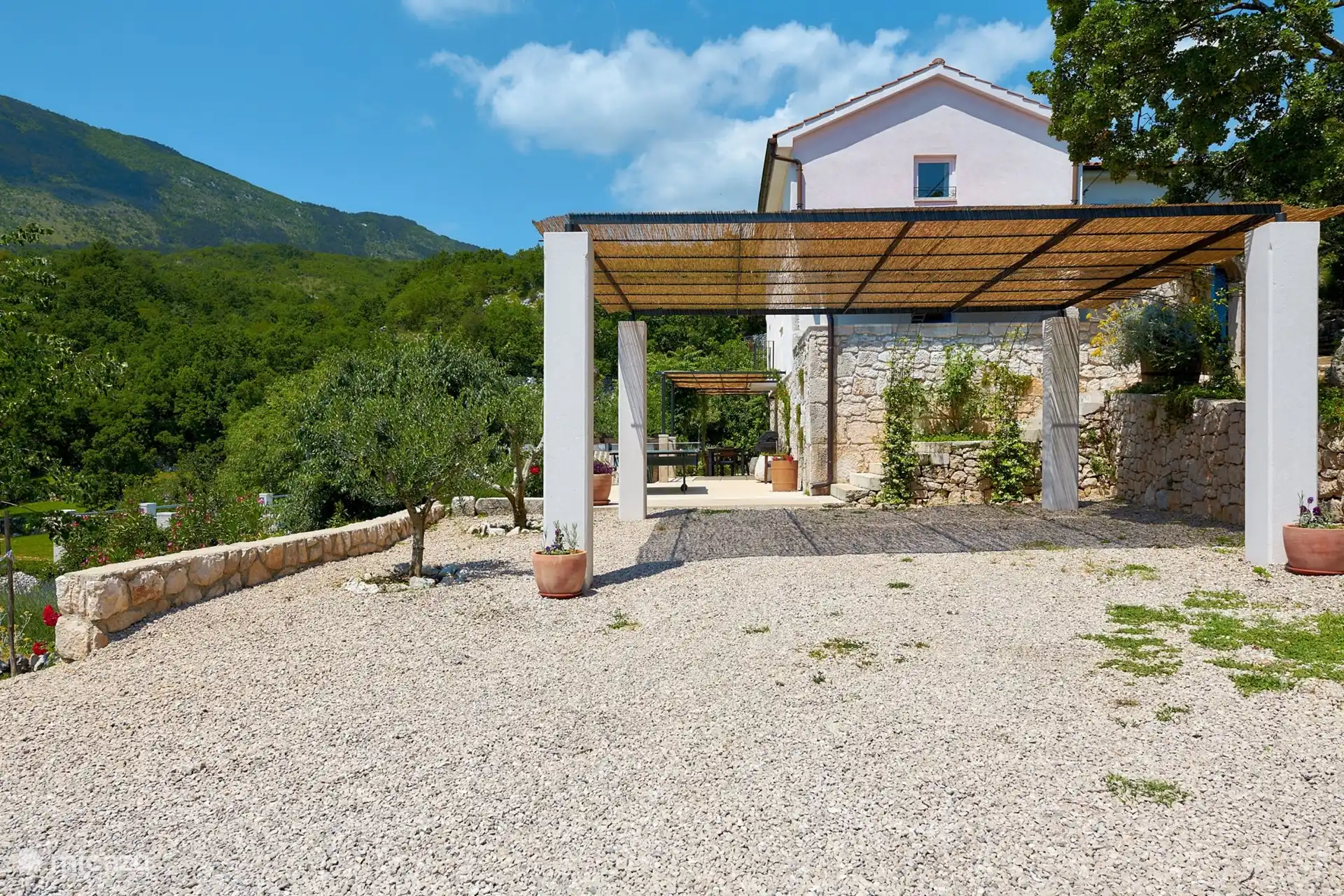 Überdachter Parkplatz