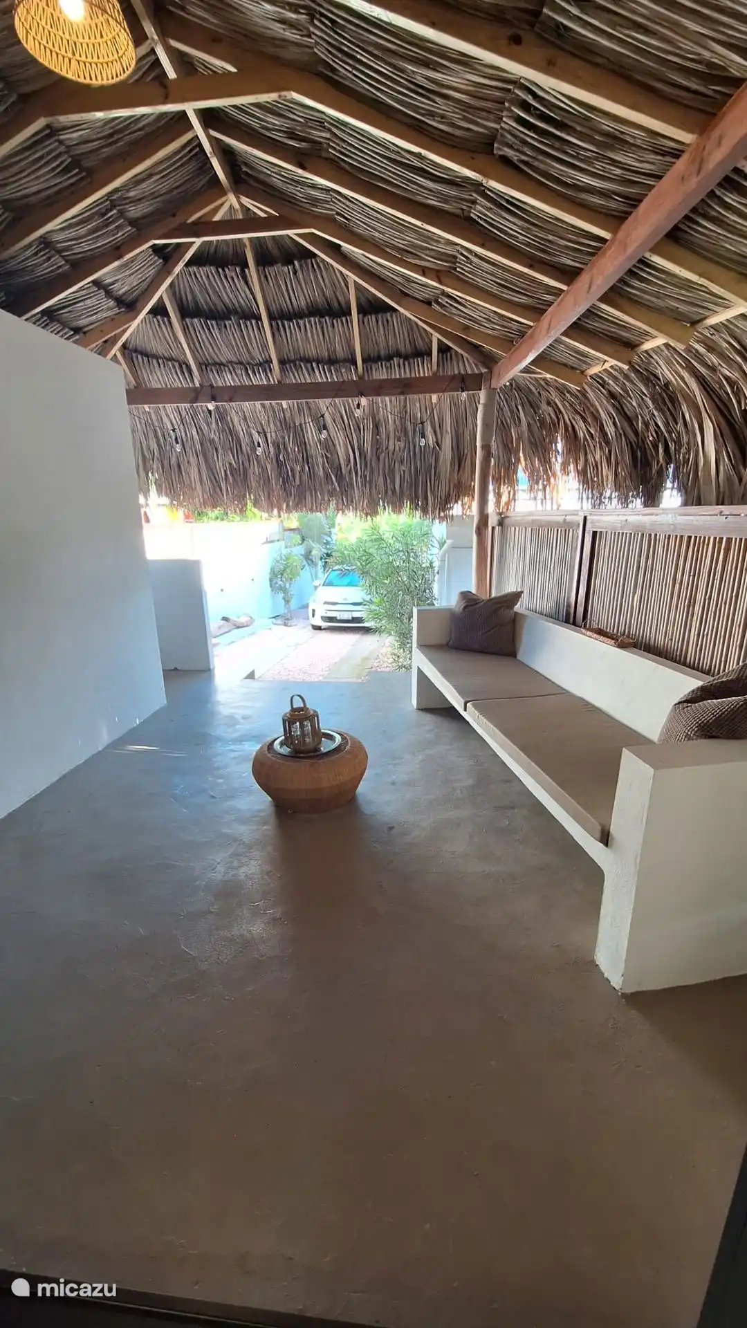 Canapé extérieur miteux avec ventilateur de plafond 