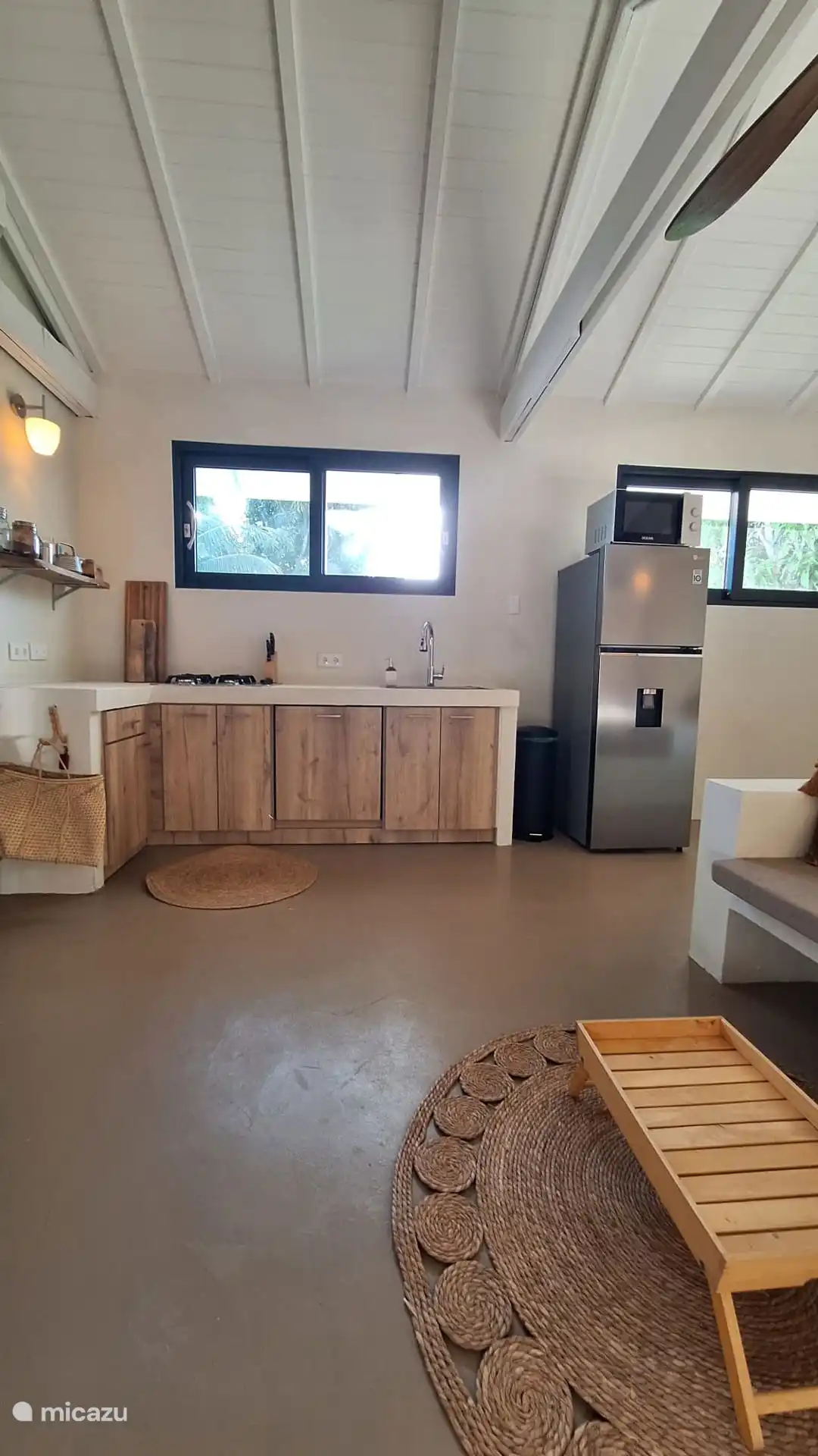 Cuisine en béton avec lave-vaisselle, micro-ondes combiné