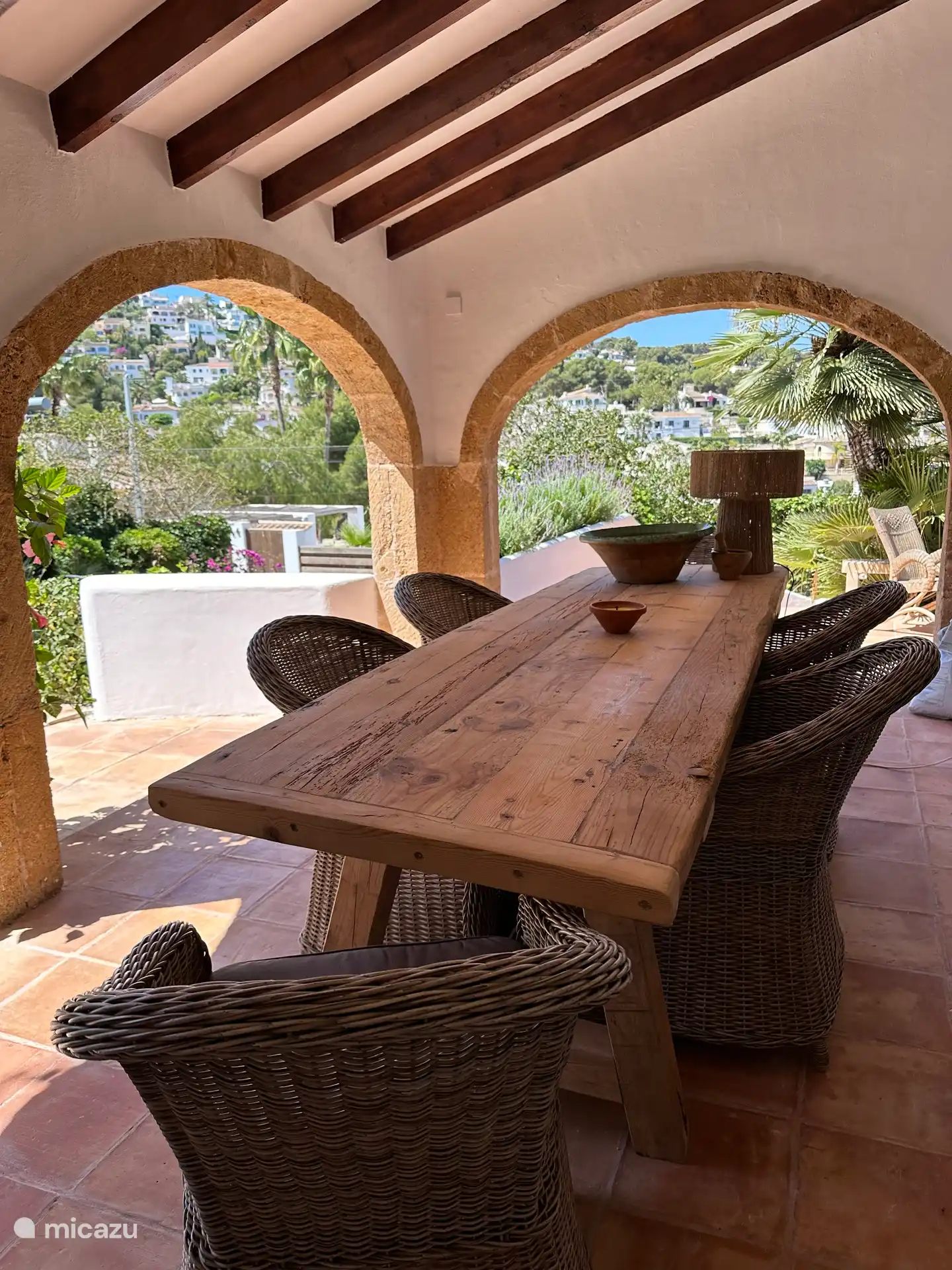 Naja with dining table 