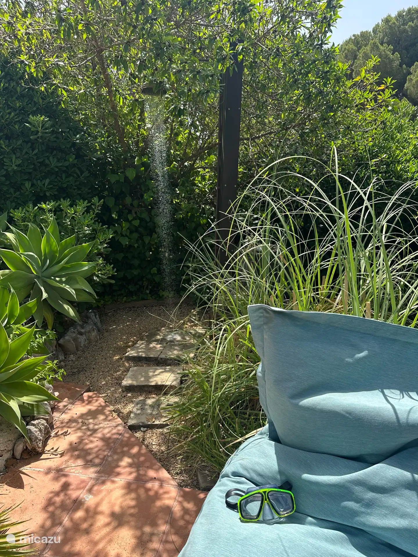 Regendusche im Freien mit FATBOY-Sitzsack