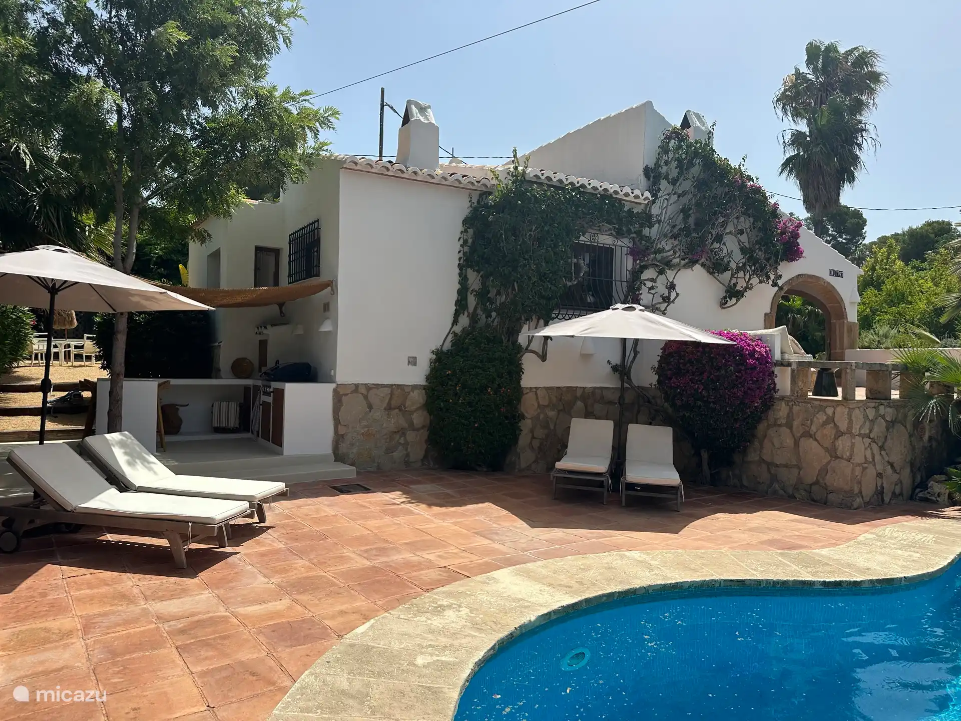Poolterrasse und Außenküche
