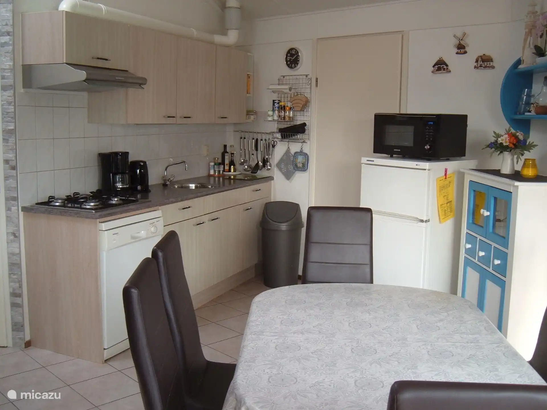 salle à manger et cuisine