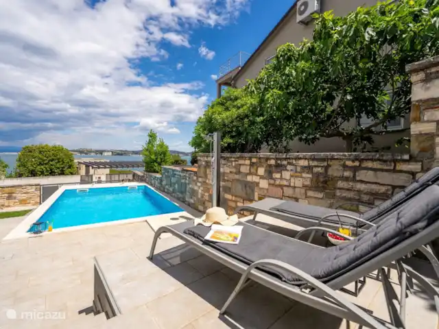 Villa Aurora huren in Kroatië, Istrië, Umag - villa zwembad + ligbedden