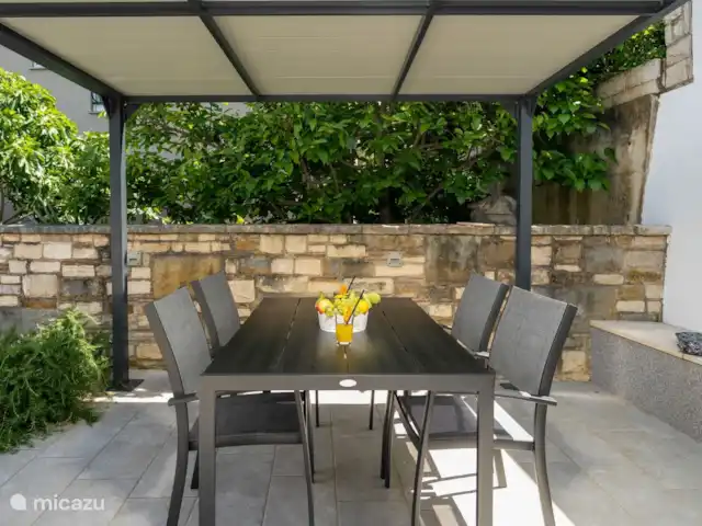 Villa Aurora huren in Kroatië, Istrië, Umag - villa eettafel buiten