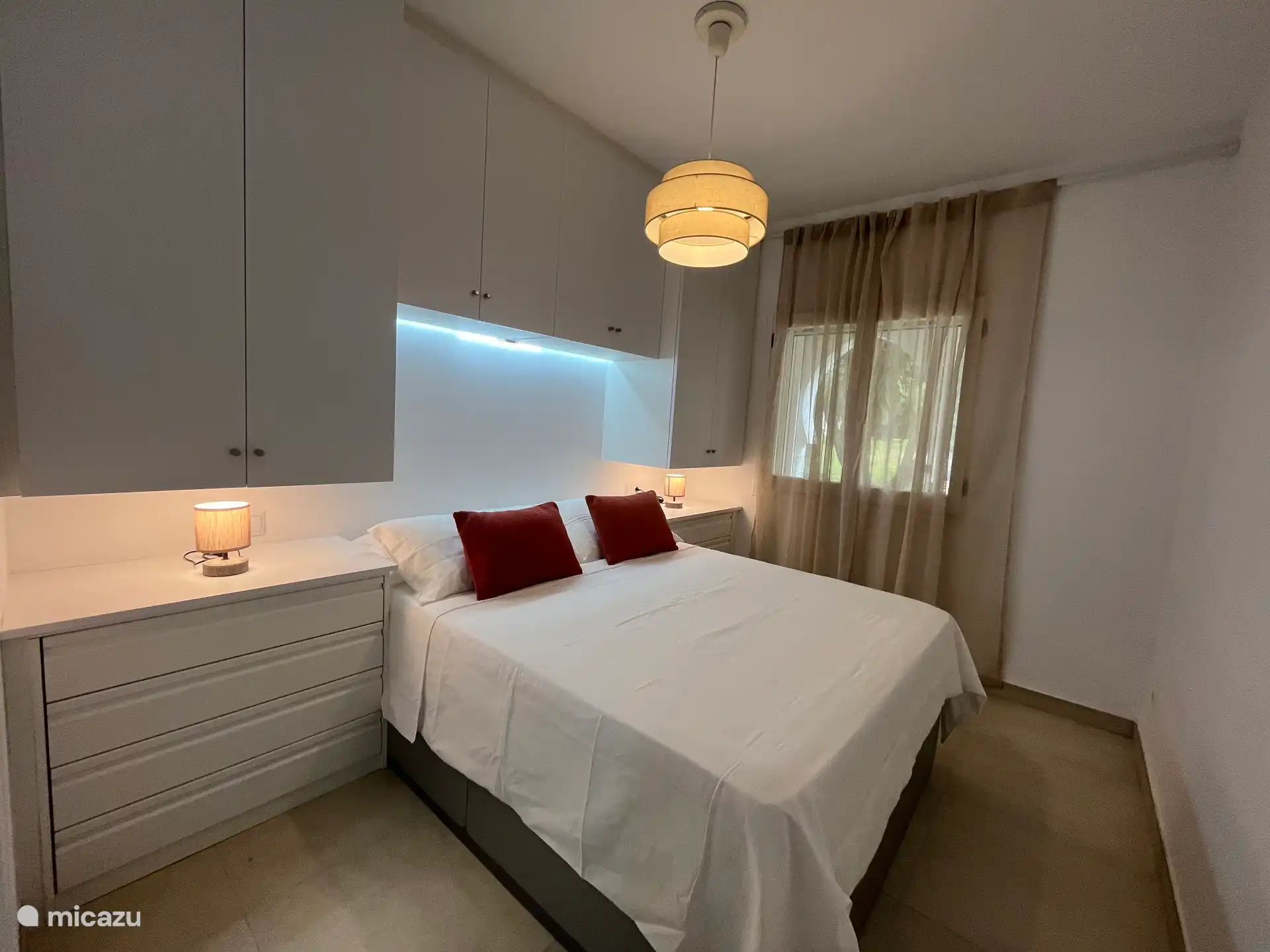 Hauptschlafzimmer mit Einbauschränken und eigenem Bad