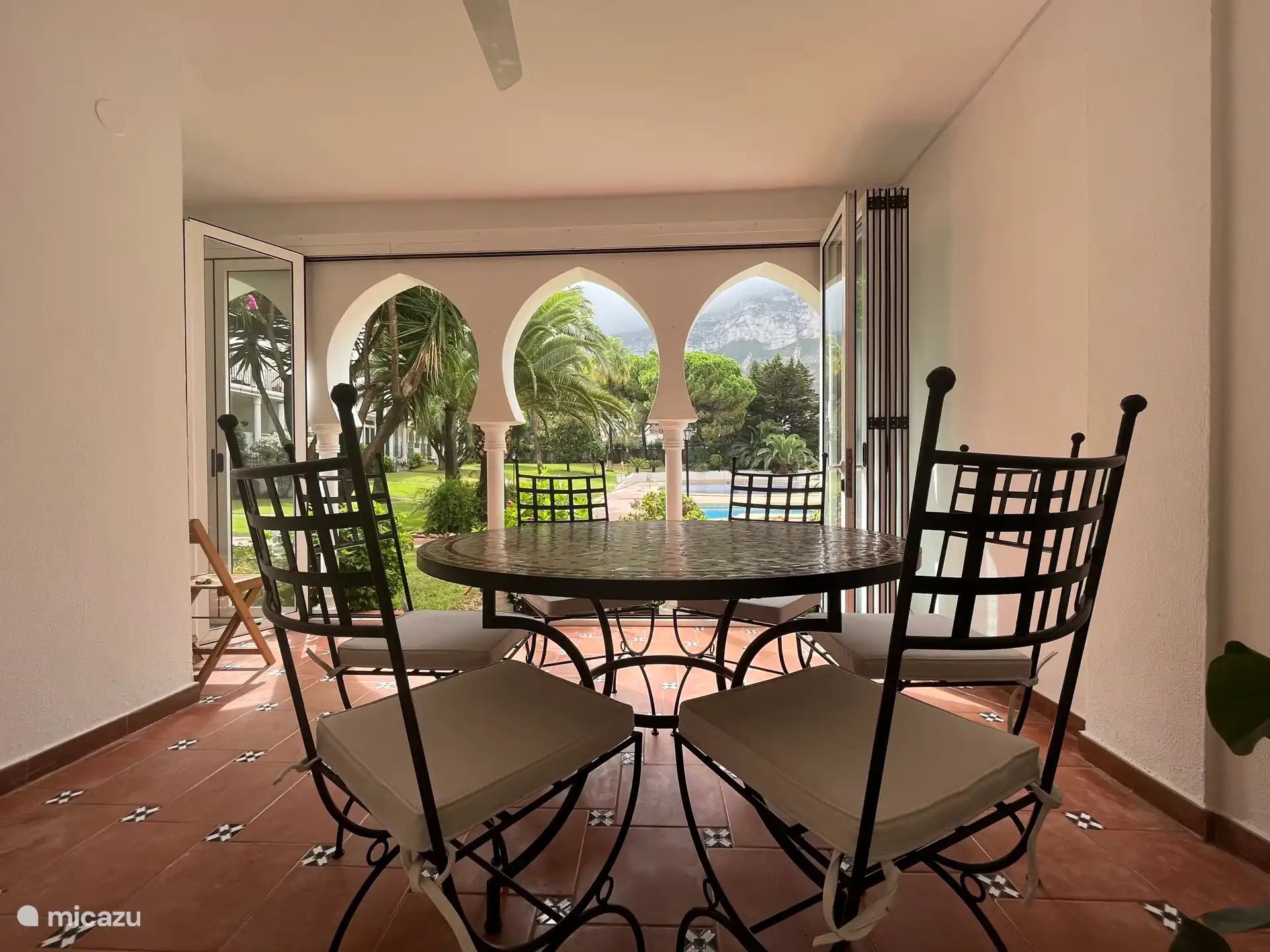 Essterrasse mit Sitzgelegenheiten für 6 Personen bis hin zu schönem Garten- und Bergblick