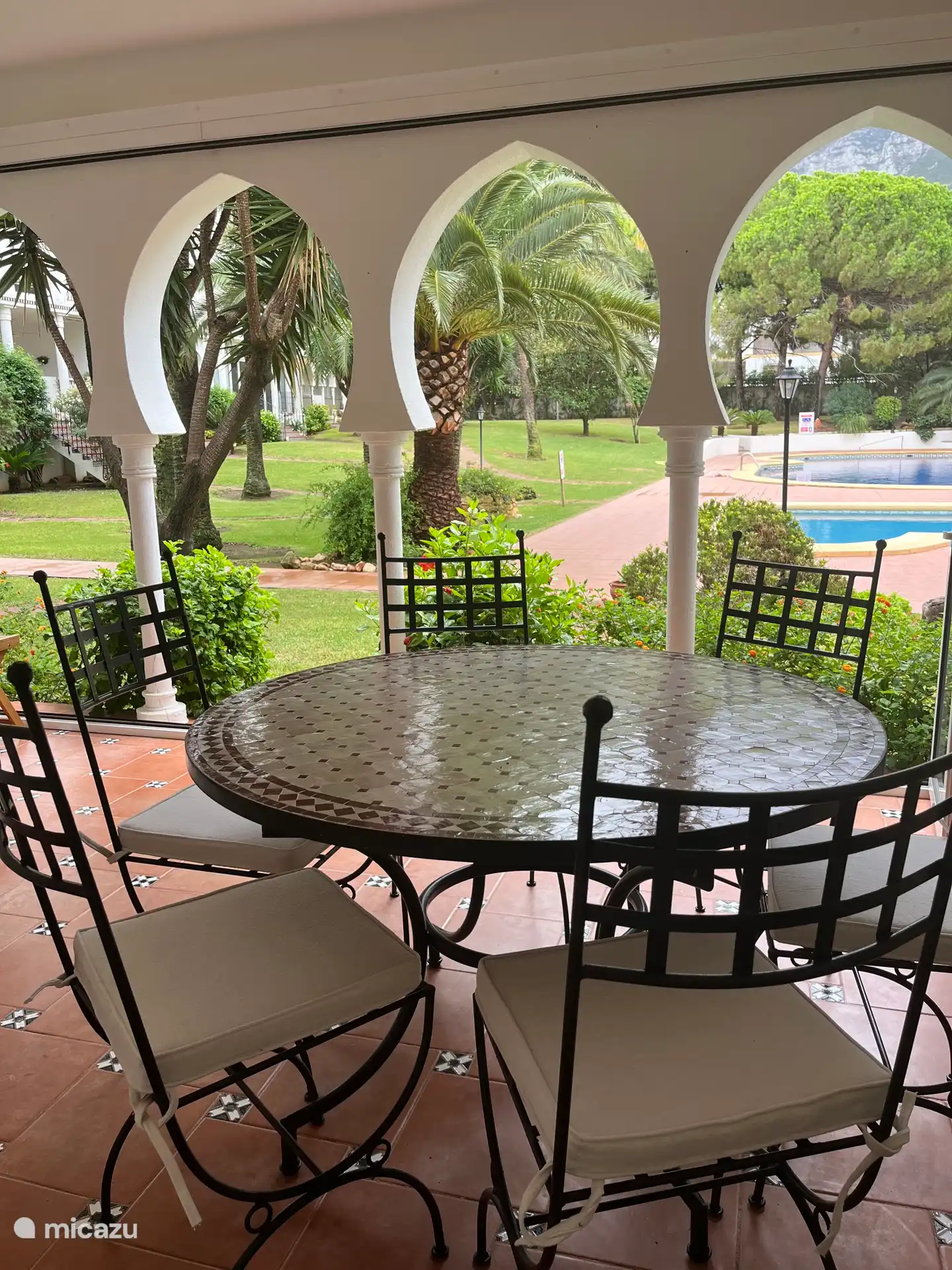 Essterrasse mit Faltglastüren, die sich vollständig öffnen lassen