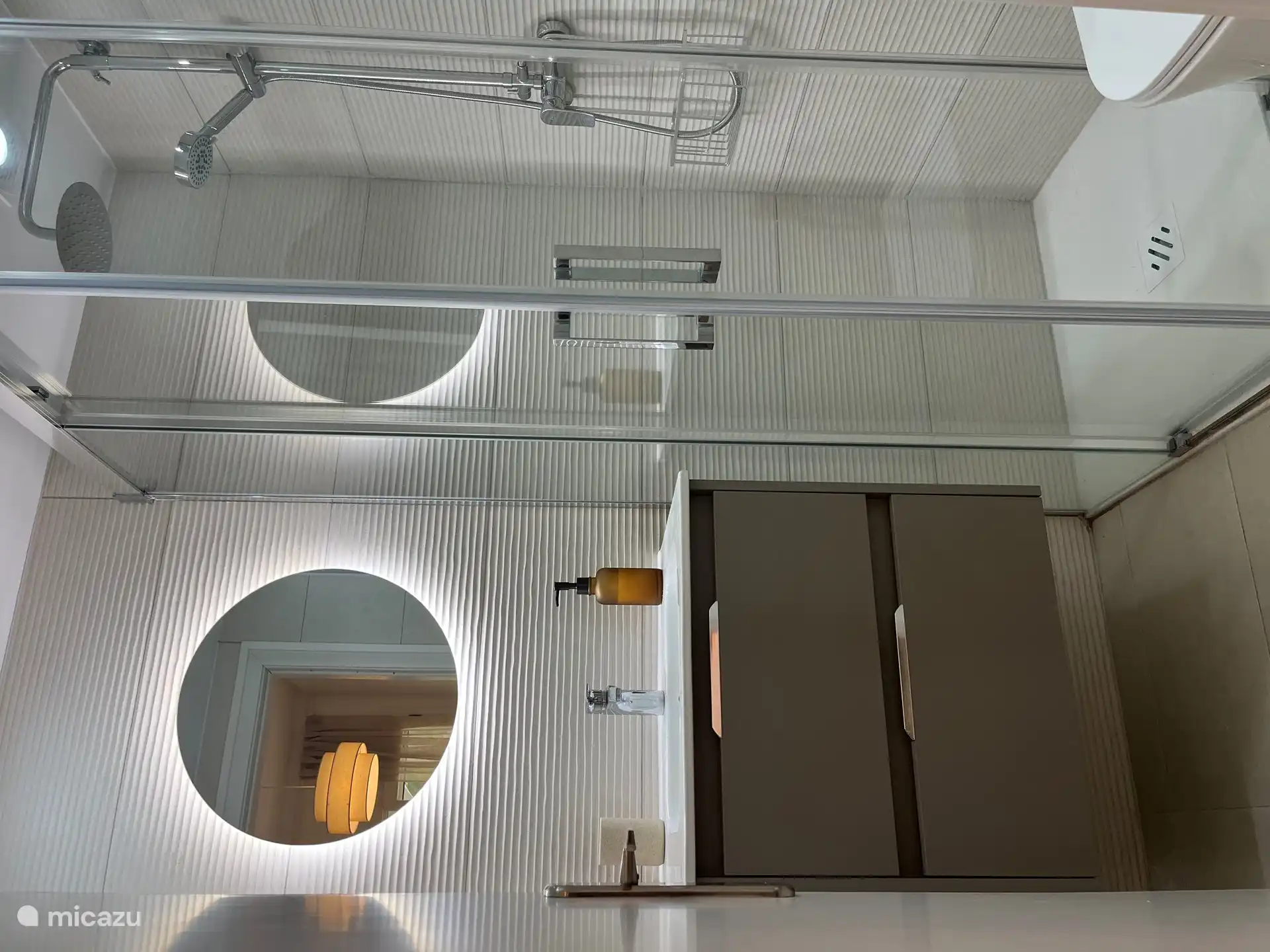 Hauptbadezimmer und en-suite Badezimmer, beide mit ähnlichem Design und begehbarer Dusche