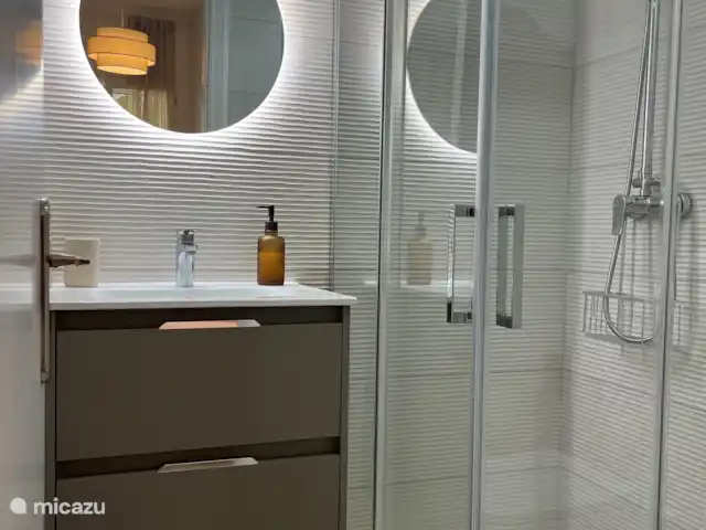 Lina  | Espagne, Costa Blanca, Dénia - appartement Salle de bain principale et salle de bains attenante, toutes deux de conception similaire avec douche à l’italienne