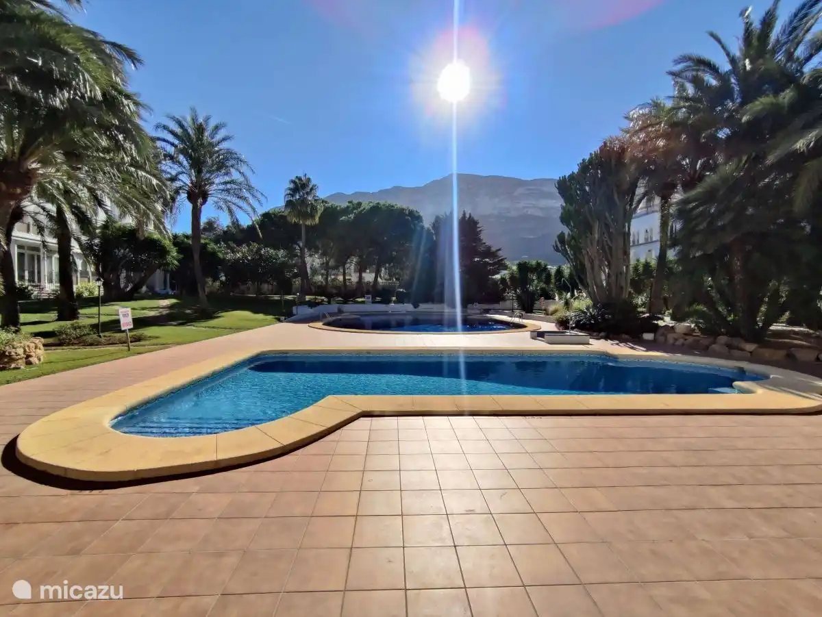 Atemberaubende Aussicht von der Terrasse und 2 Gemeinschaftspools