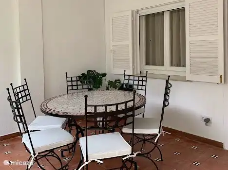 Essbereich für 6 Personen auf der Terrasse mit faltbaren Glastüren, die zum Garten führen