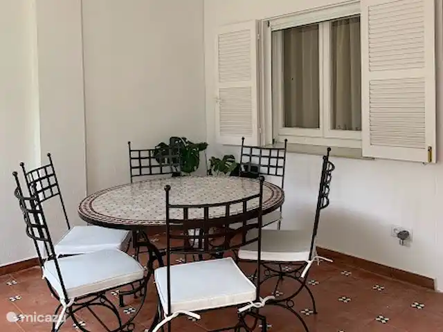 Lina  | Espagne, Costa Blanca, Dénia - appartement Salle à manger pour 6 personnes sur la terrasse avec portes vitrées pliables menant au jardin
