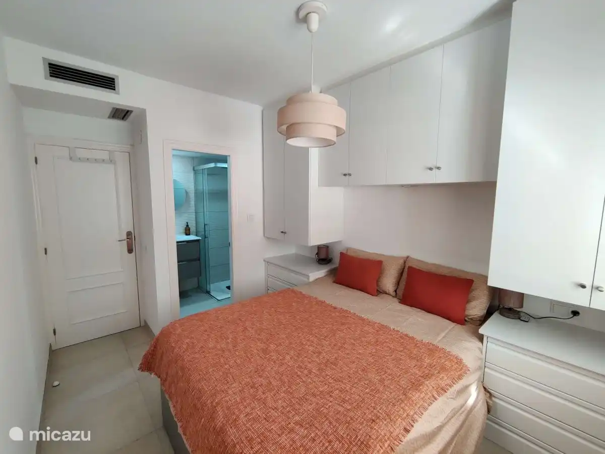 Hauptschlafzimmer mit Pool- und Gartenblick mit eigenem Bad und Einbauschränken