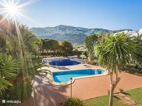 Atemberaubender Blick auf den Garten, die Pools und die Berge von der Terrasse aus