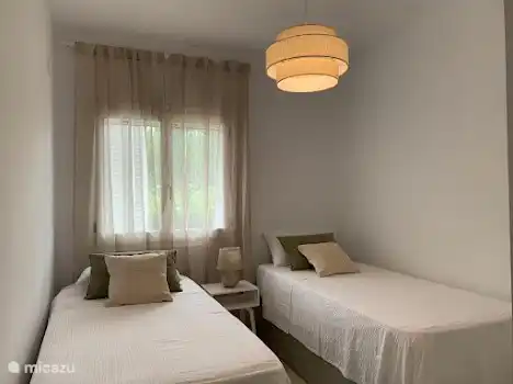 Zweites Schlafzimmer mit zwei Einzelbetten und Kleiderschrank