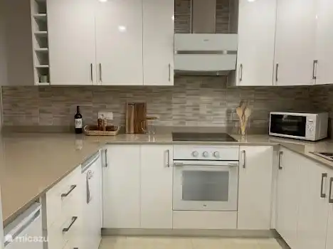 Voll ausgestattete, offene, moderne Küche