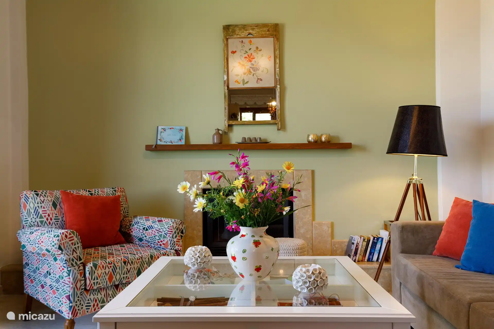 Das Wohnzimmer mit Klimaanlage und Kamin für unsere Wintergäste 