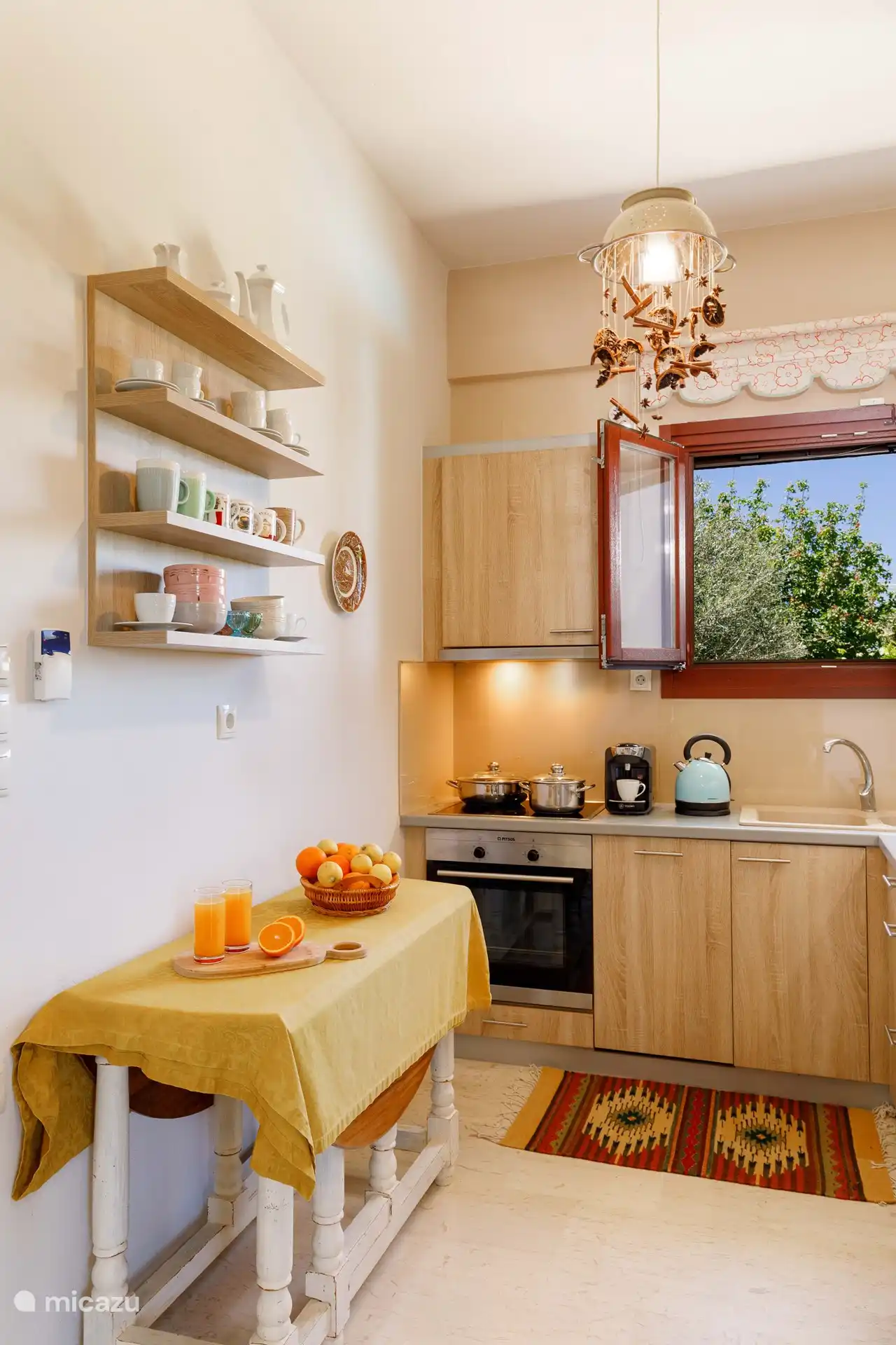 Die Küche ist komplett mit modernen Geräten und Versorgungseinrichtungen ausgestattet. 