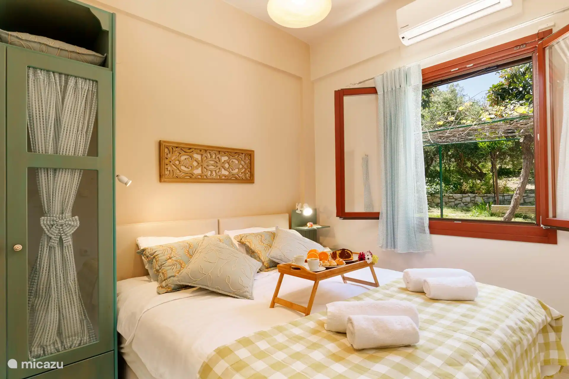 Das östliche Schlafzimmer mit Blick auf den Garten bietet die Möglichkeit, je nach den Bedürfnissen unserer Gäste ein Doppelbett oder zwei Einzelbetten zu haben 