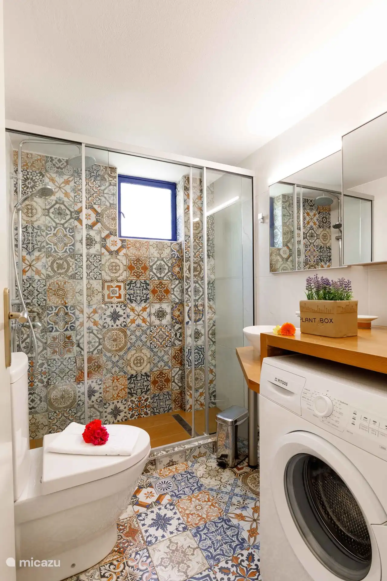 Das Badezimmer mit komfortabler Dusche und Tageslicht 