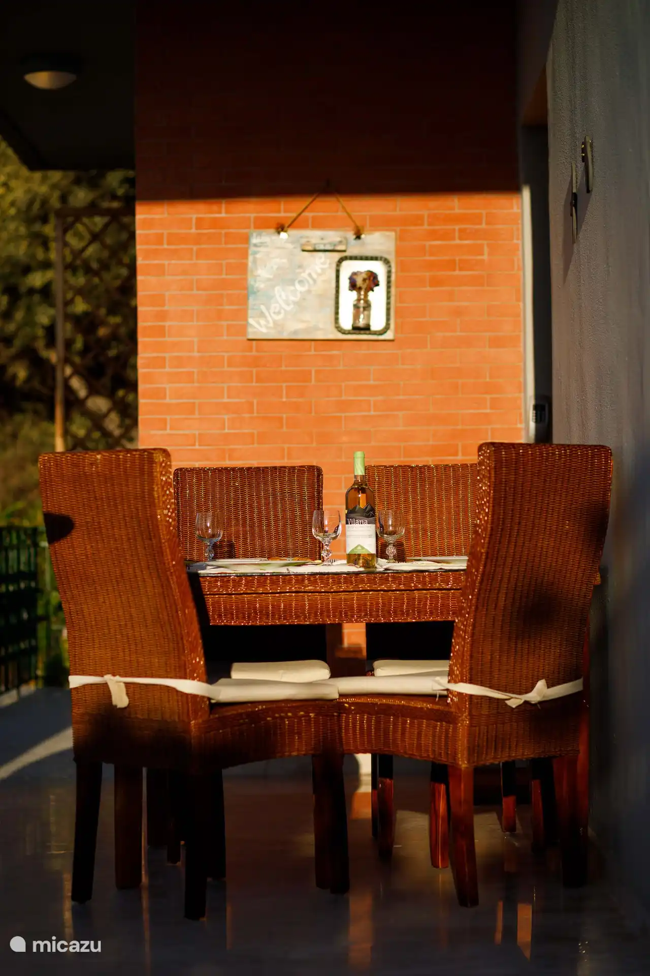 Ein Glas Wein auf der Veranda