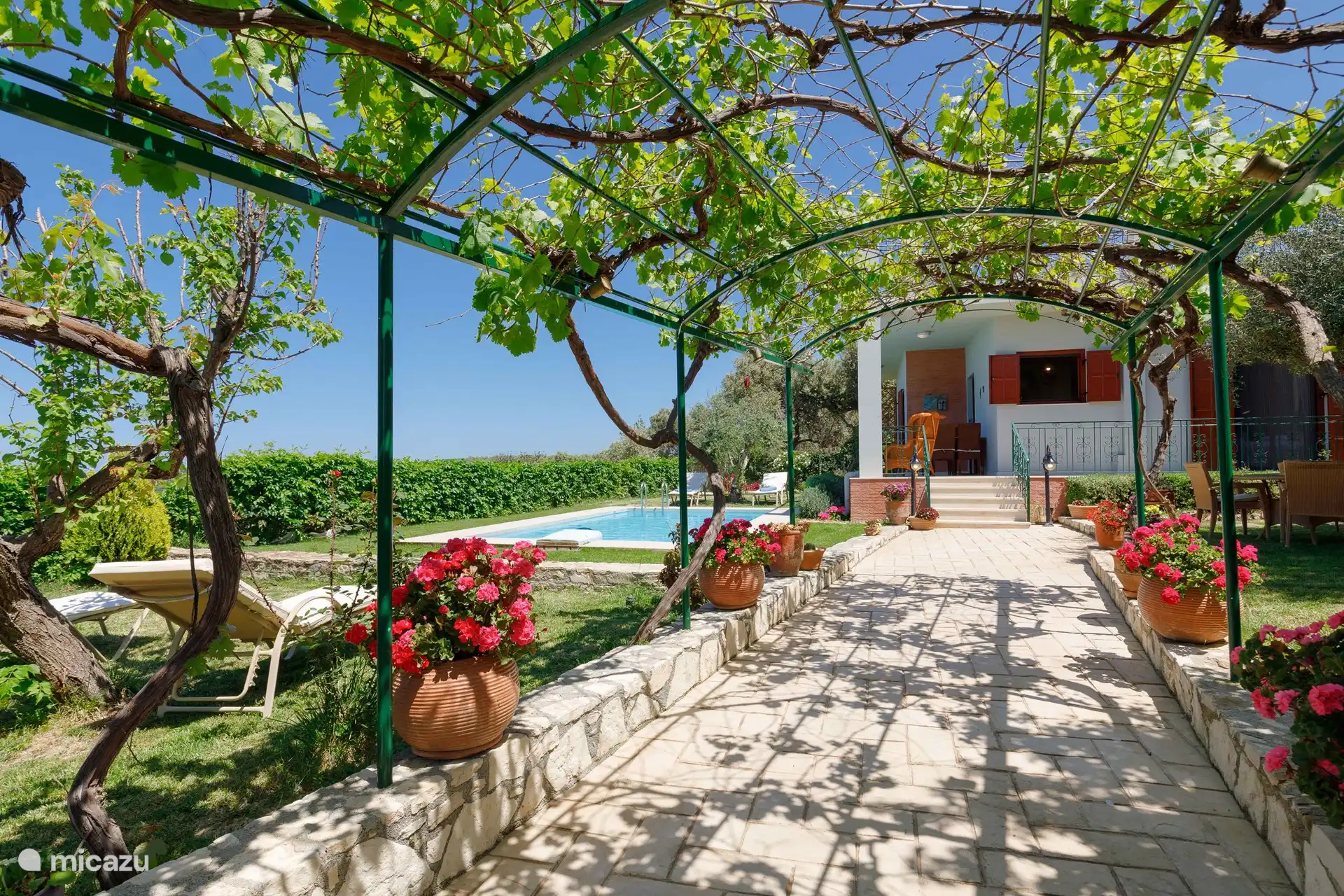 Der Eingang des Grundstücks