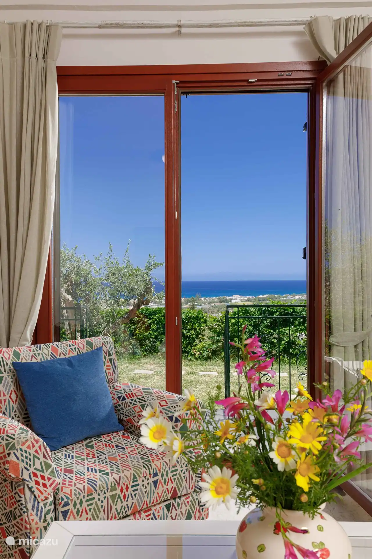 Der Blick auf das Kretische Meer vom Wohnzimmer aus