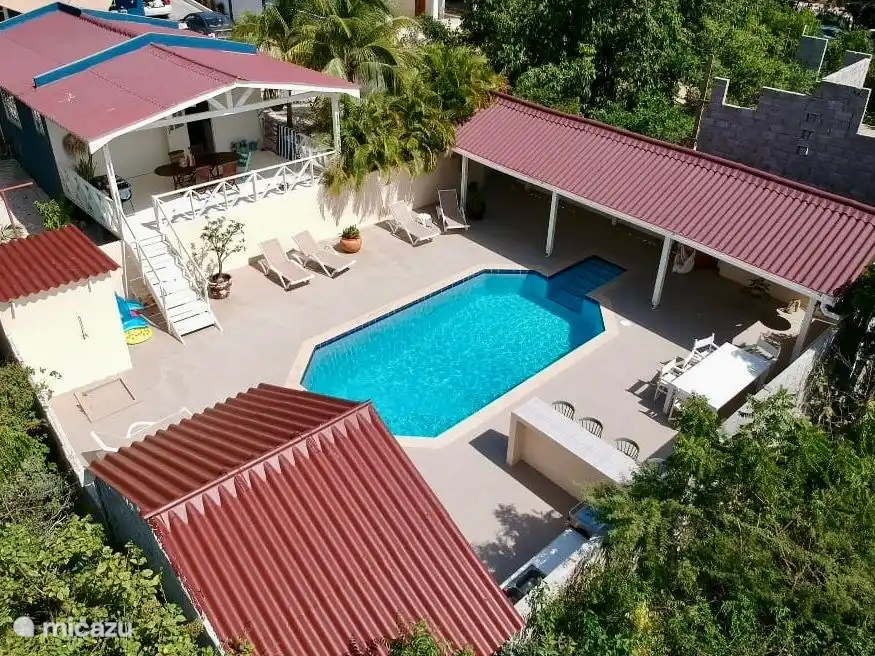 Blick auf den Pool- und Loungebereich