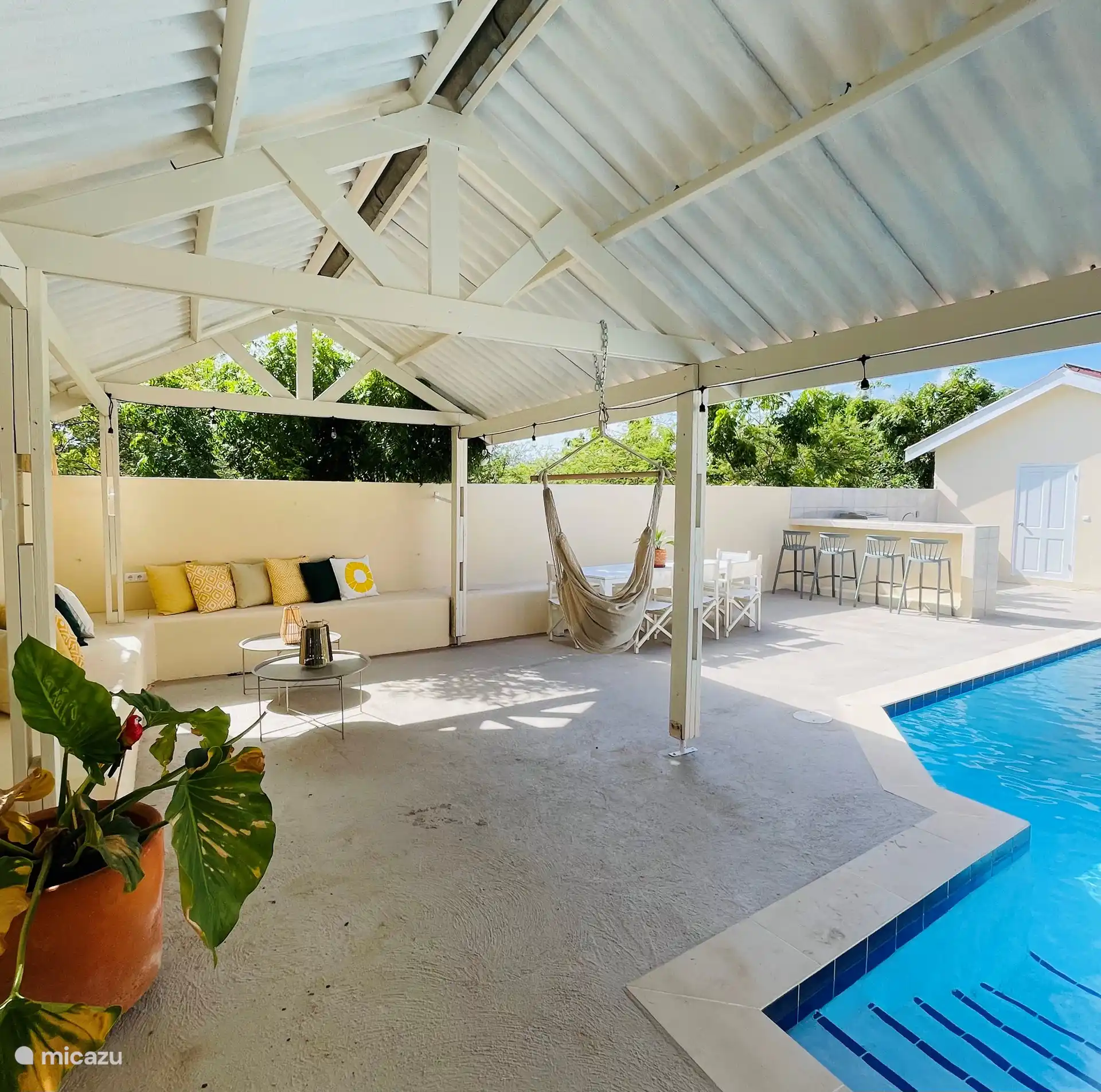La sala de estar, la mesa de comedor y la cocina al aire libre