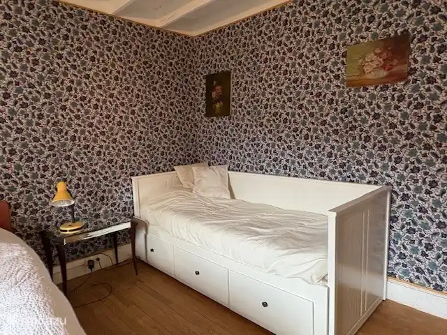 das Schlafsofa im hellblauen Zimmer